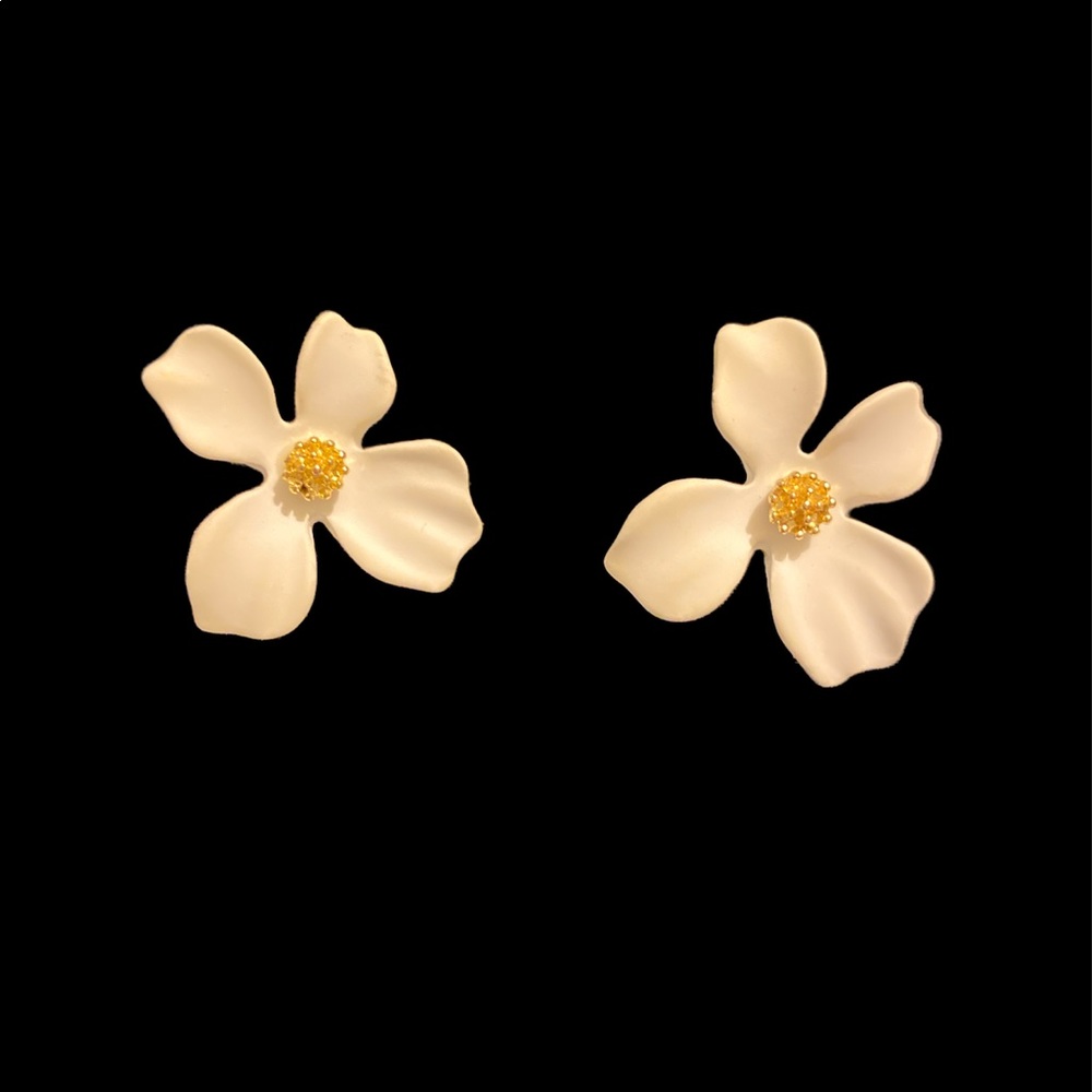 White flower 💐post back earrings new
